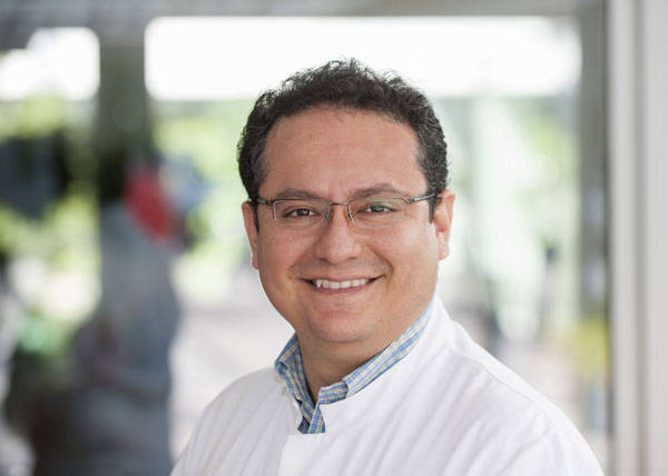 Dr. Daniel Valdivia